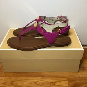 MICHAEL KORS | Fuchsia Plate Thongs
